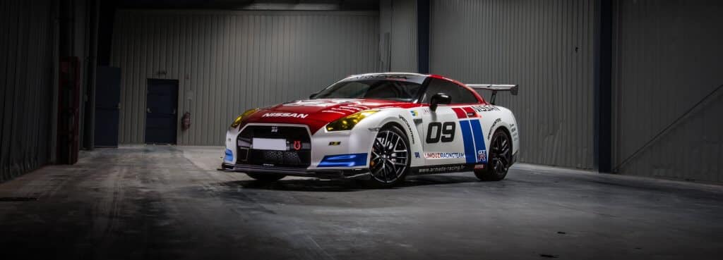 Covering personnalisé d'une Nissan GT-R de course par Armada Racing