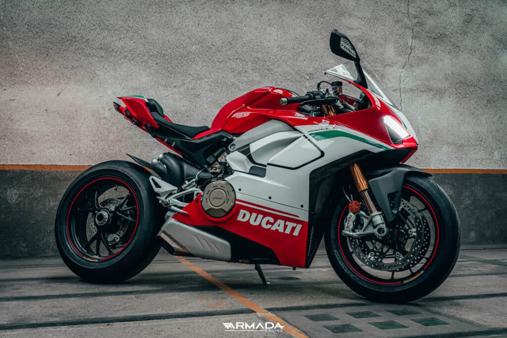 Kit déco personnalisé sur une Ducati Panigale V4 chez Aramda Racing