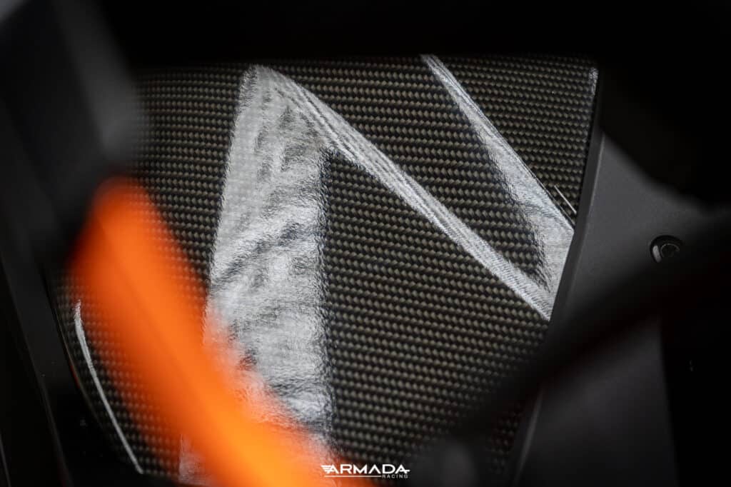 Pose de covering carbone texturé sur réservoir de KTM 1290 superduke par Armada Racing