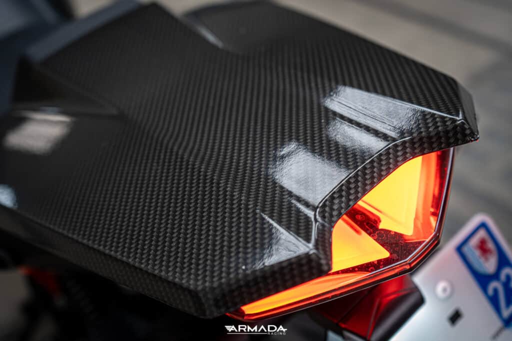 Pose d'un covering carbone sur un Superduke 1290 chez Armada Racing