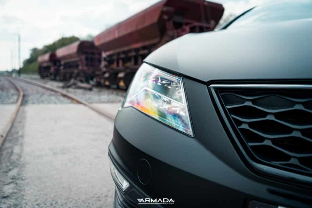 Covering satin noir sur une Seat Leon FR par Armada Racing
