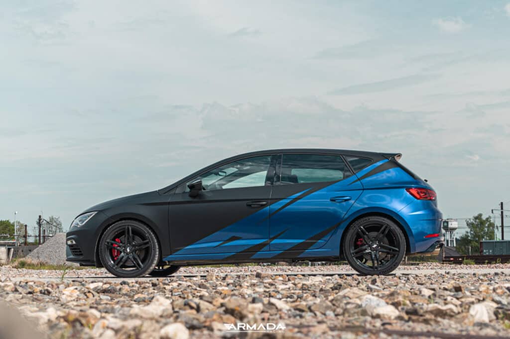Covering satin noir sur une Seat Leon FR par Armada Racing