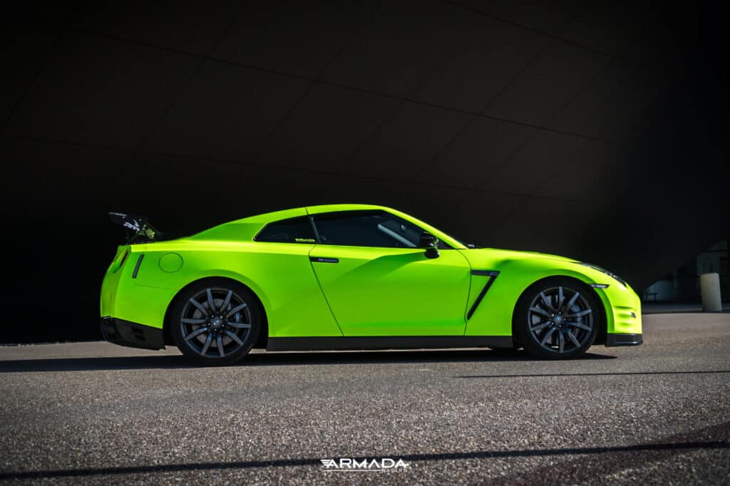 Total cover jaune fluo sur une nissan GTR