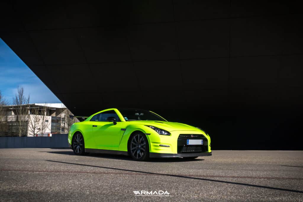 Total cover jaune fluo sur une nissan GTR