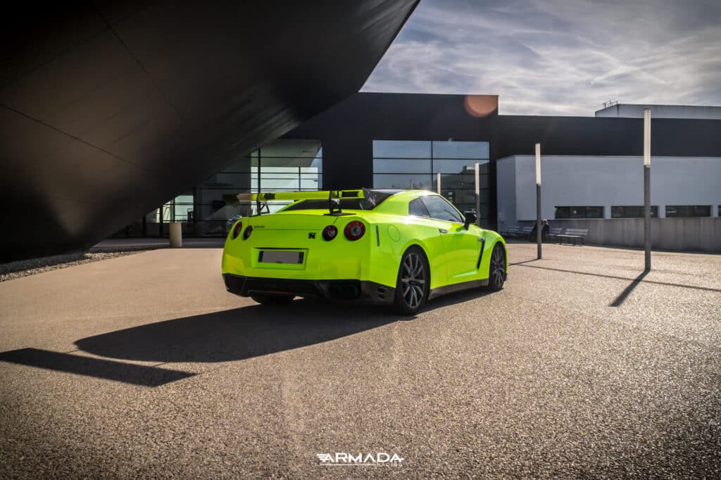 Total cover jaune fluo sur une nissan GTR