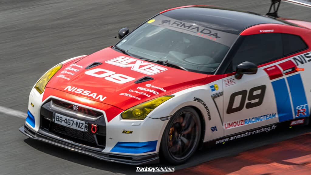 Covering chrome rouge et bleu sur une Nissan GTR par Armada Racing