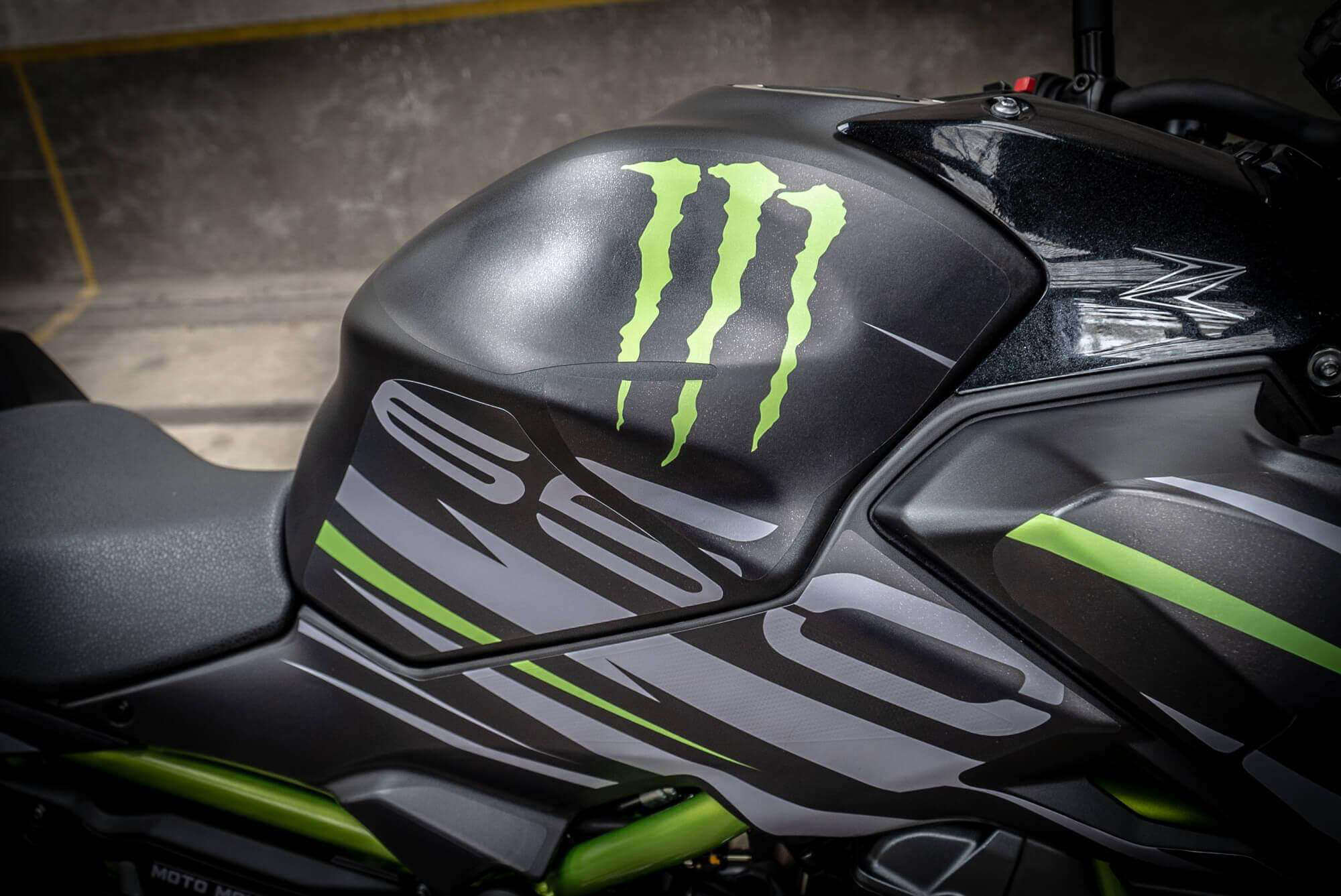 kit déco monster energy Kawasaki Z650 moto move limoges