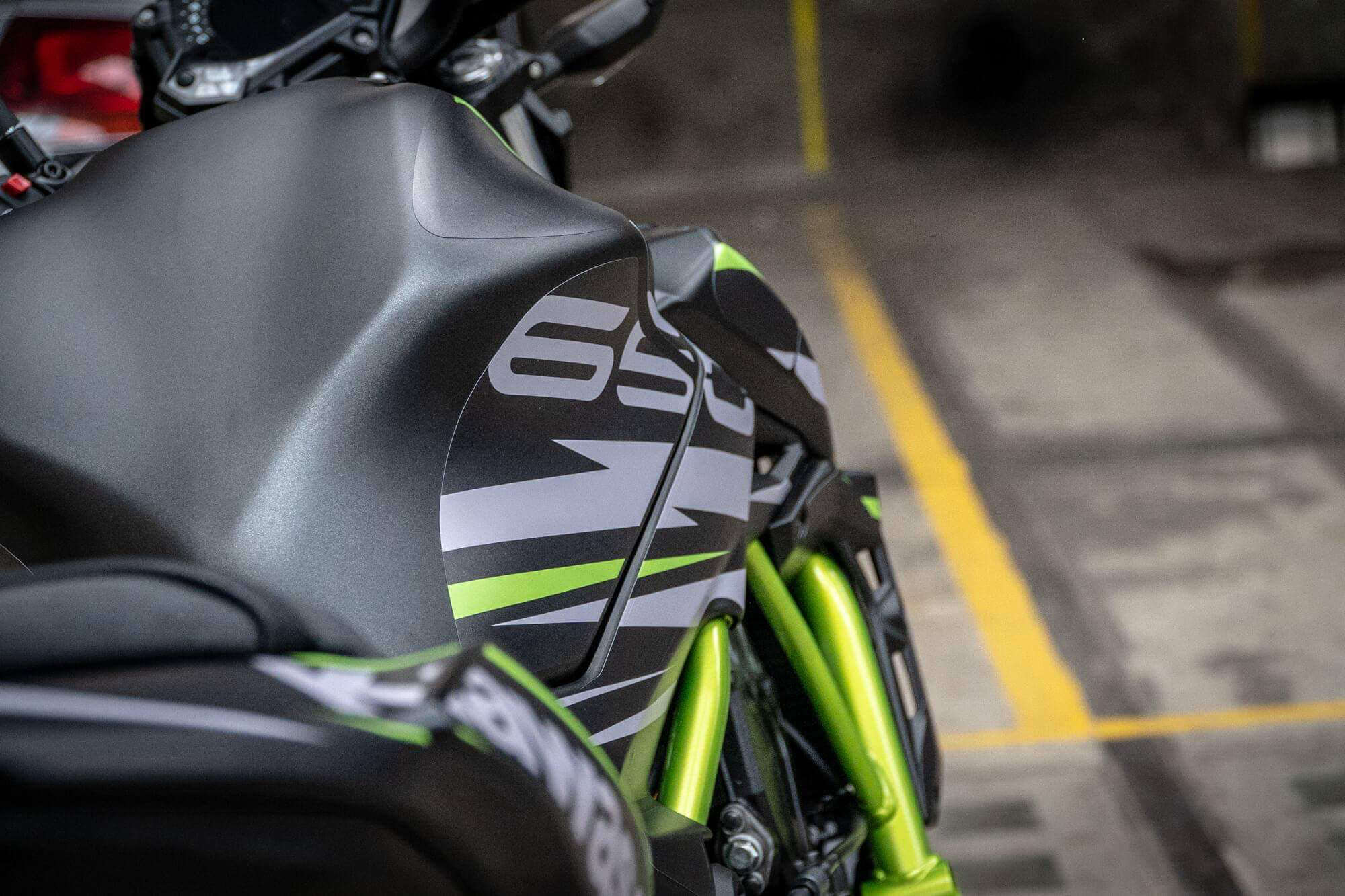 kit déco monster energy Kawasaki Z650 moto move limoges
